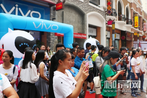 好吃好玩在万达:东街宝鑫VIVO手机专卖大型品